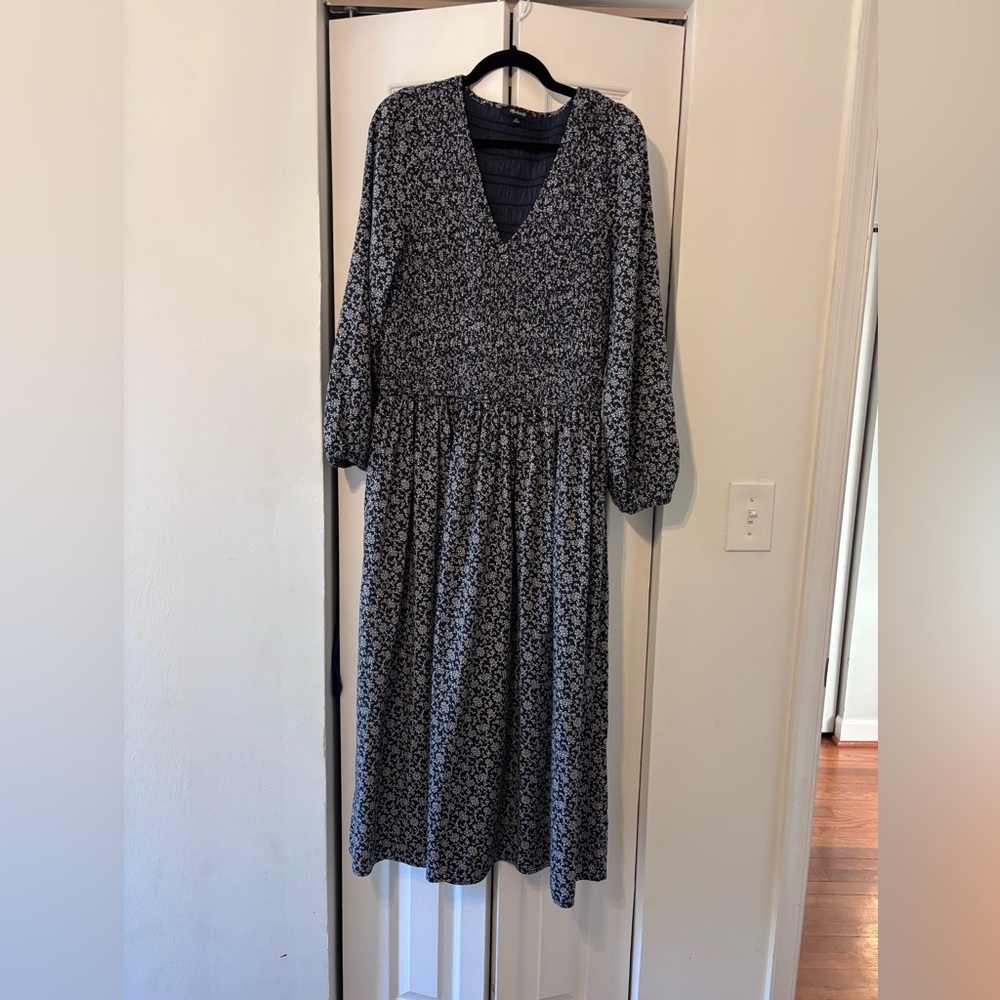 Like New! Navy and Floral Smocked VNeck Midi XL